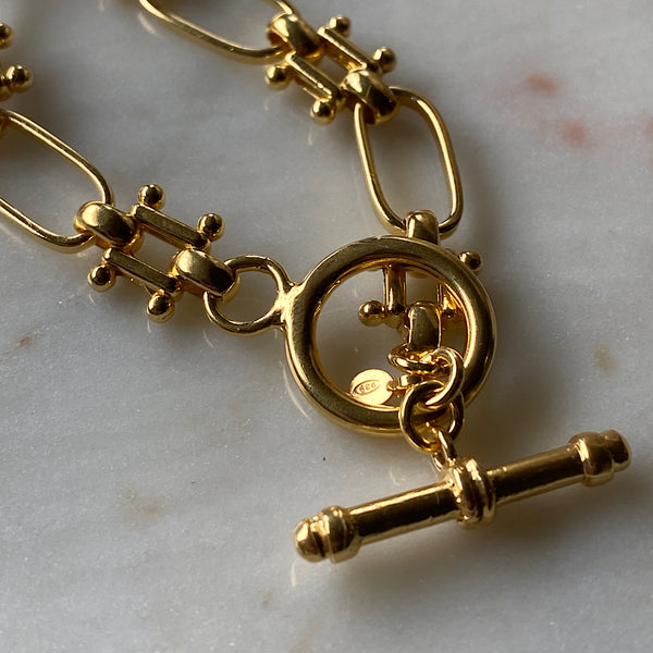 detail of fob closure and chain link on a gold noto bracelet by soru
