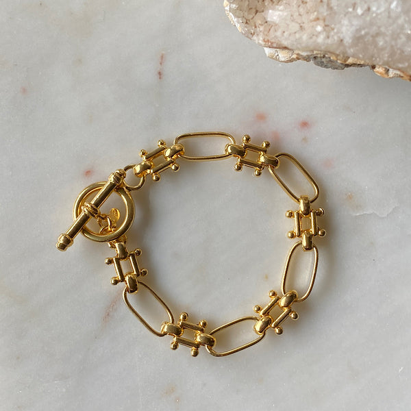 unusual gold chain bracelet with fob closure 